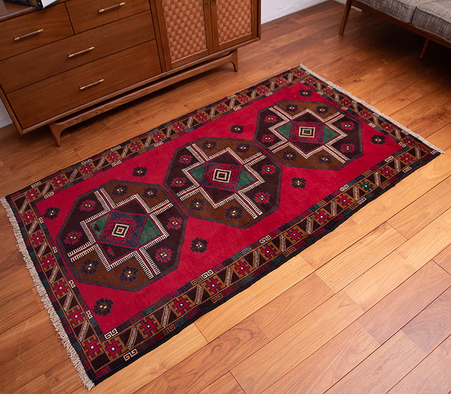 遊牧民バローチの手織り絨毯【約186cm x 106cm】の写真1枚目です。商品を実際に使ってみた感じで撮影しましたラグ,バローチ,アンティーク,マット,絨毯,手織り絨毯,パキスタン