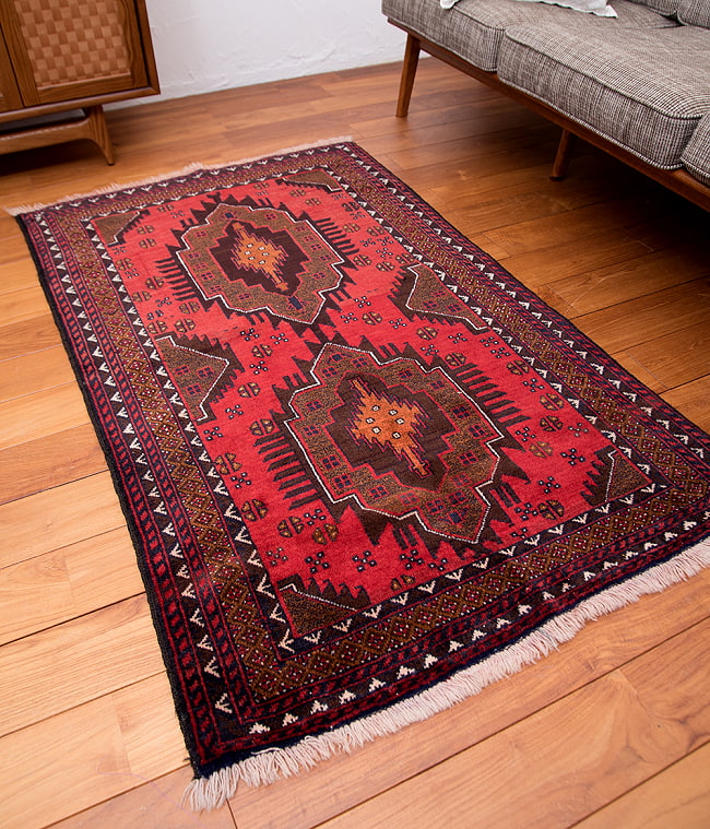 遊牧民バローチの手織り絨毯【約147cm x 87cm】の写真1枚目です。商品を実際に使ってみた感じで撮影しましたラグ,バローチ,アンティーク,マット,絨毯,手織り絨毯,パキスタン