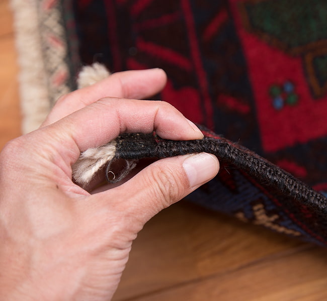 遊牧民バローチの手織り絨毯【約206cm x 105cm】 14 - 厚さはこんな感じです。厚すぎず薄すぎず、ちょうどよいです。