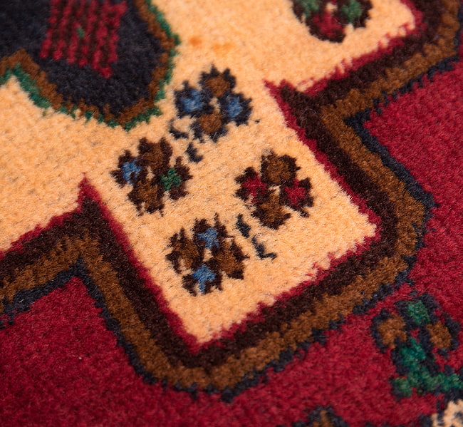 遊牧民バローチの手織り絨毯【約206cm x 105cm】 6 - 柄を拡大してみました
