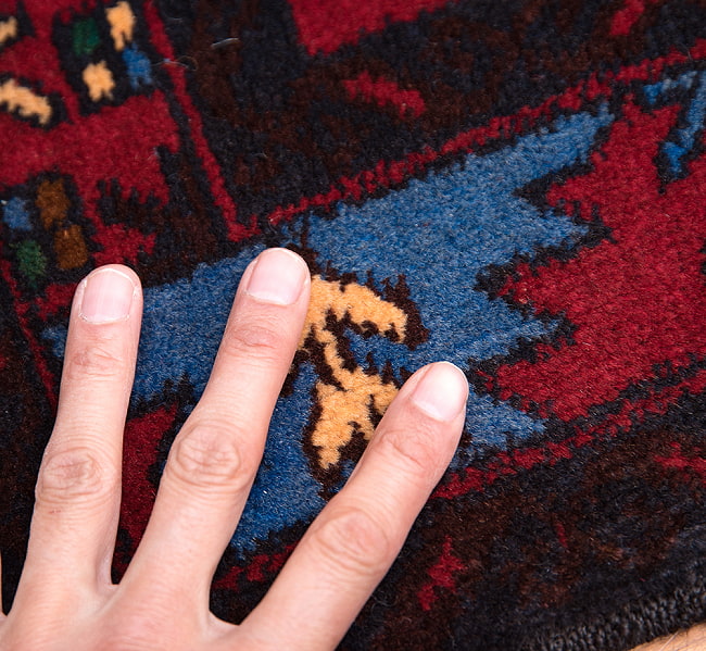 遊牧民バローチの手織り絨毯【約206cm x 105cm】 8 - 柄を拡大してみました