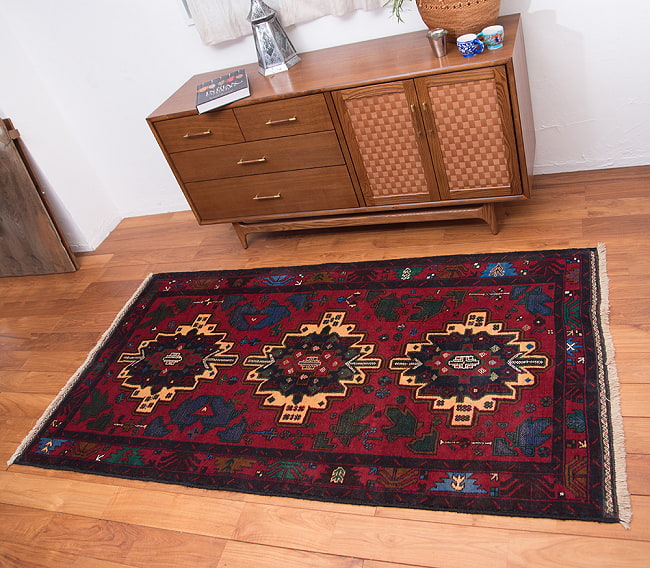 遊牧民バローチの手織り絨毯【約206cm x 105cm】の写真1枚目です。商品を実際に使ってみた感じで撮影しましたラグ,バローチ,アンティーク,マット,絨毯,手織り絨毯,パキスタン