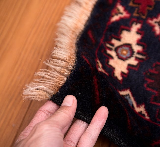 遊牧民バローチの手織り絨毯【約147cm x 94cm】 10 - フリンジの部分です