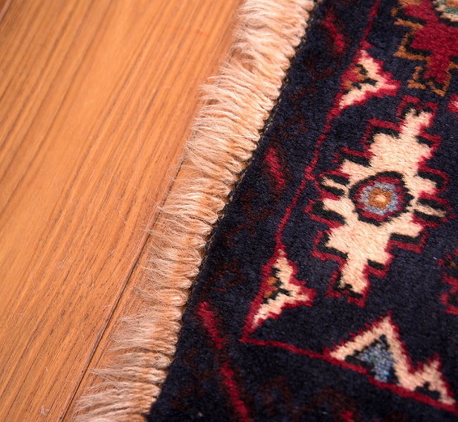 遊牧民バローチの手織り絨毯【約147cm x 94cm】 11 - フリンジの部分です