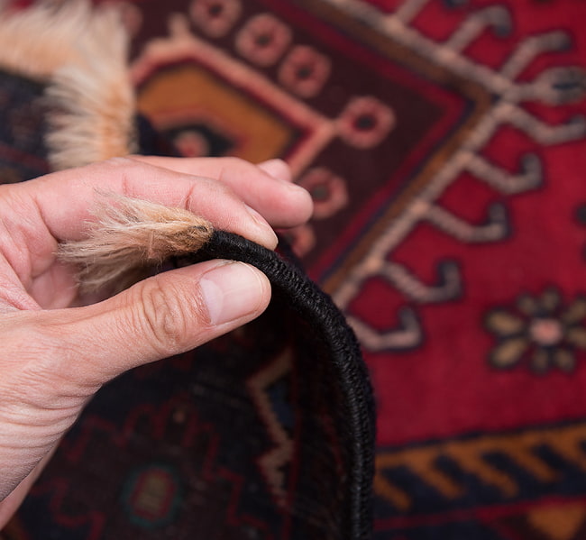 遊牧民バローチの手織り絨毯【約147cm x 94cm】 14 - 厚さはこんな感じです。厚すぎず薄すぎず、ちょうどよいです。