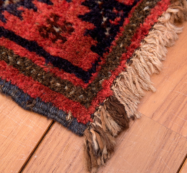 遊牧民バローチの手織り絨毯【約100cm x 60cm】 10 - フリンジの部分です