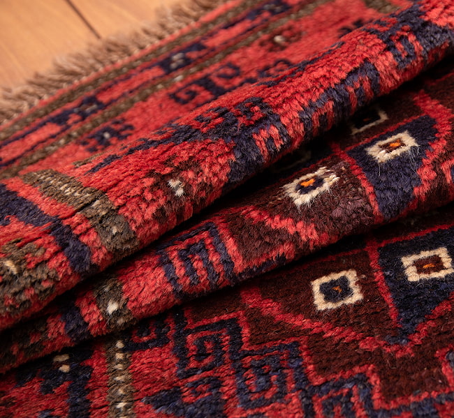 遊牧民バローチの手織り絨毯【約100cm x 60cm】 4 - 絨毯の雰囲気がわかるように撮影しました
