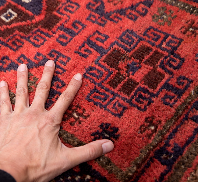 遊牧民バローチの手織り絨毯【約100cm x 60cm】 8 - 柄を拡大してみました