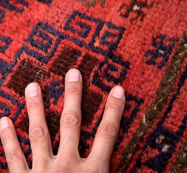 遊牧民バローチの手織り絨毯【約100cm x 60cm】 9 - 柄を拡大してみました