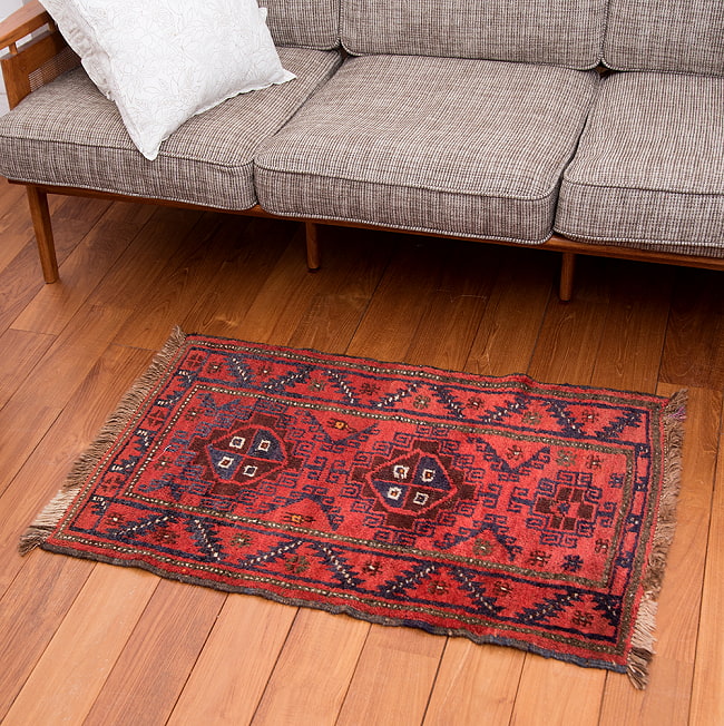 遊牧民バローチの手織り絨毯【約100cm x 60cm】の写真1枚目です。商品を実際に使ってみた感じで撮影しましたラグ,バローチ,アンティーク,マット,絨毯,手織り絨毯,パキスタン