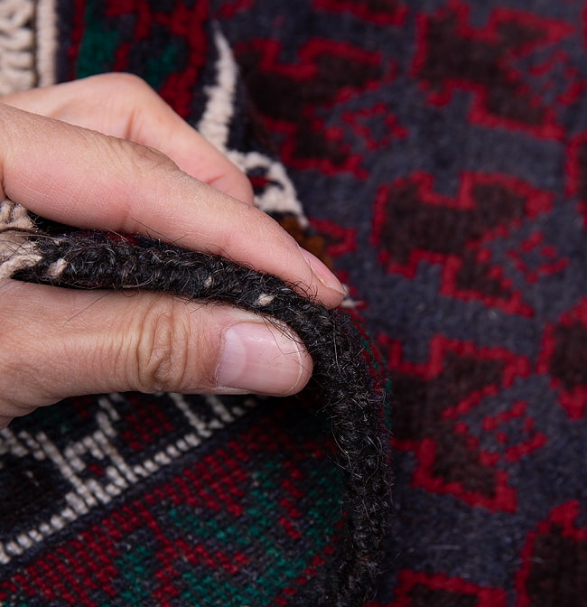 遊牧民バローチの手織り絨毯【約147cm x 90cm】 12 - 厚さはこんな感じです。厚すぎず薄すぎず、ちょうどよいです。