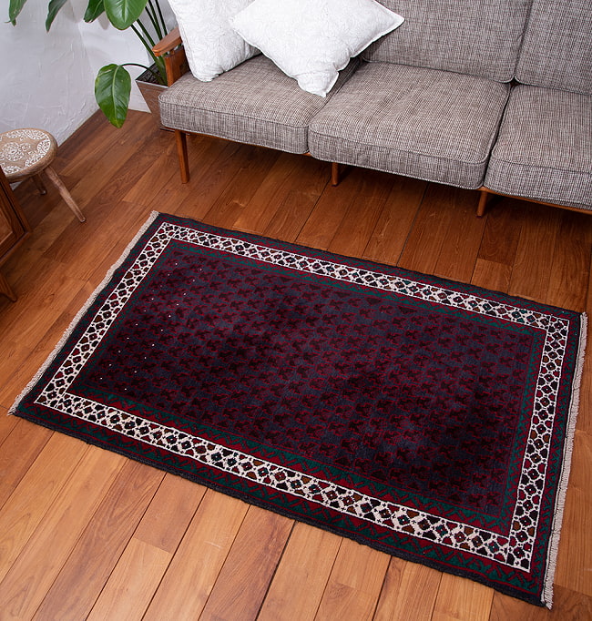 遊牧民バローチの手織り絨毯【約147cm x 90cm】 2 - 商品を実際に使ってみた感じで撮影しました