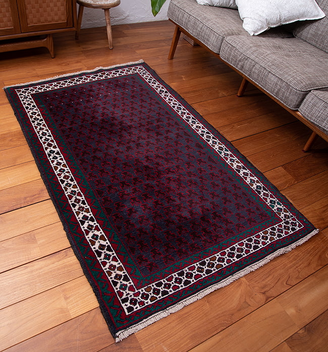 遊牧民バローチの手織り絨毯【約147cm x 90cm】 3 - 商品を実際に使ってみた感じで撮影しました