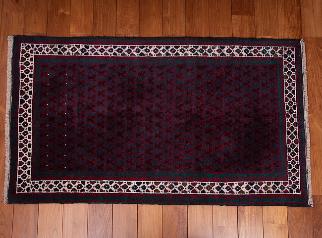 遊牧民バローチの手織り絨毯【約147cm x 90cm】 4 - 全体がわかるように、上から撮影しました