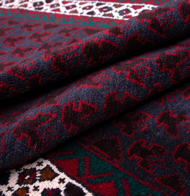 遊牧民バローチの手織り絨毯【約147cm x 90cm】 5 - 絨毯の感じがわかるように、波を作って撮影しました