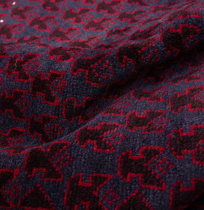 遊牧民バローチの手織り絨毯【約147cm x 90cm】 6 - 絨毯の感じがわかるように、波を作って撮影しました