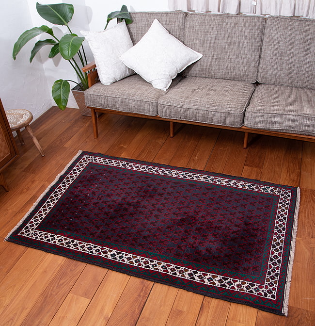 遊牧民バローチの手織り絨毯【約147cm x 90cm】の写真1枚目です。商品を実際に使ってみた感じで撮影しましたラグ,バローチ,アンティーク,マット,絨毯,手織り絨毯,パキスタン