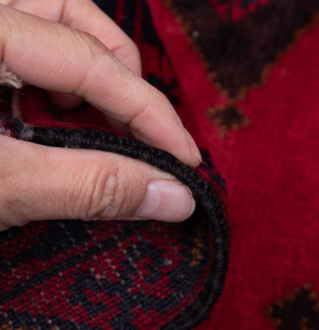 遊牧民バローチの手織り絨毯【約146cm x 82cm】 11 - 厚さはこんな感じです。厚すぎず薄すぎず、ちょうどよいです。