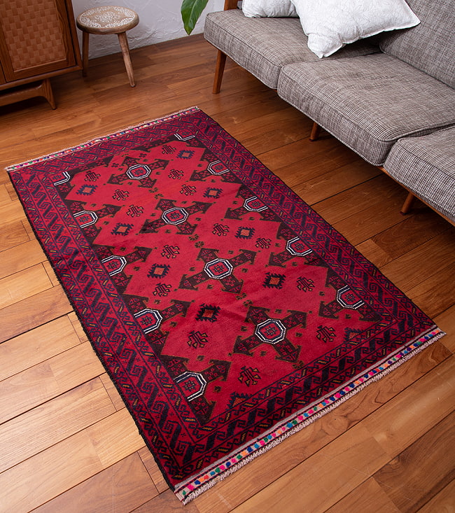 遊牧民バローチの手織り絨毯【約146cm x 82cm】 3 - 商品を実際に使ってみた感じで撮影しました