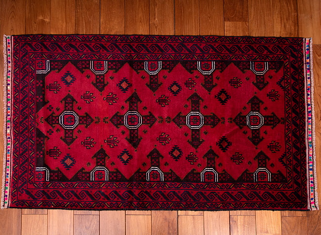 遊牧民バローチの手織り絨毯【約146cm x 82cm】 4 - 全体がわかるように、上から撮影しました