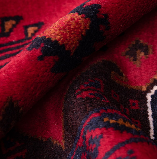 遊牧民バローチの手織り絨毯【約146cm x 82cm】 6 - 絨毯の感じがわかるように、波を作って撮影しました