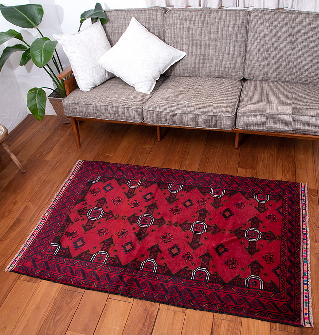 遊牧民バローチの手織り絨毯【約146cm x 82cm】の写真1枚目です。商品を実際に使ってみた感じで撮影しましたラグ,バローチ,アンティーク,マット,絨毯,手織り絨毯,パキスタン