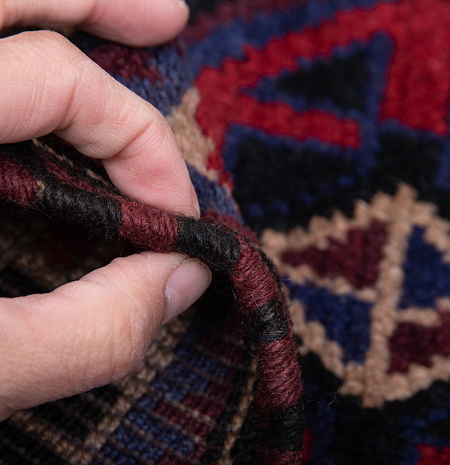 遊牧民バローチの手織り絨毯【約144cm x 85cm】 11 - 厚さはこんな感じです。厚すぎず薄すぎず、ちょうどよいです。