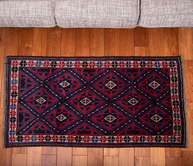 遊牧民バローチの手織り絨毯【約144cm x 85cm】 4 - 全体がわかるように、上から撮影しました