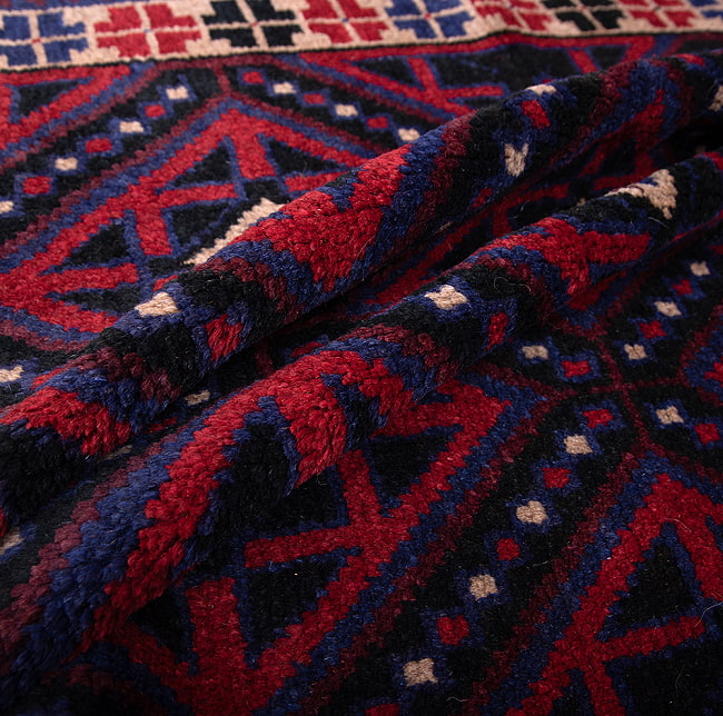 遊牧民バローチの手織り絨毯【約144cm x 85cm】 5 - 絨毯の感じがわかるように、波を作って撮影しました