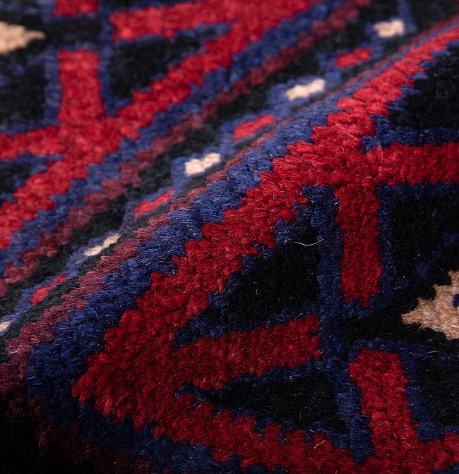 遊牧民バローチの手織り絨毯【約144cm x 85cm】 6 - 絨毯の感じがわかるように、波を作って撮影しました