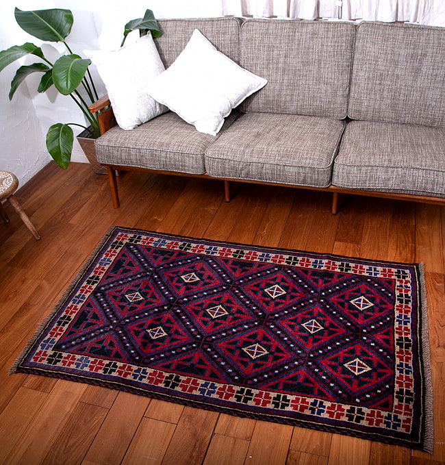 遊牧民バローチの手織り絨毯【約144cm x 85cm】の写真1枚目です。商品を実際に使ってみた感じで撮影しましたラグ,バローチ,アンティーク,マット,絨毯,手織り絨毯,パキスタン
