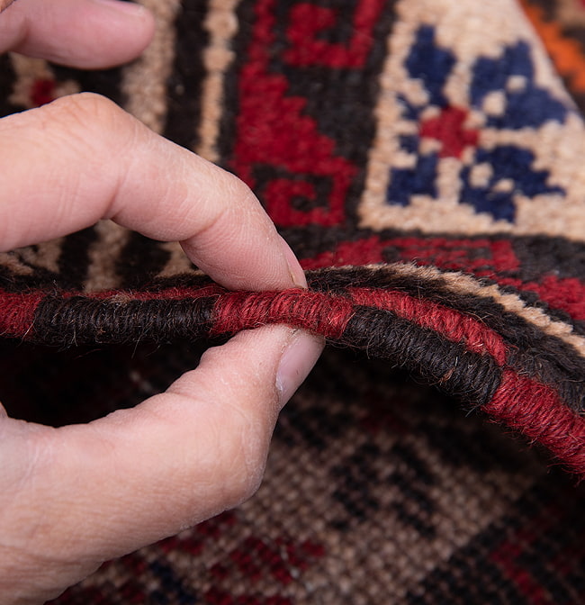遊牧民バローチの手織り絨毯【約146cm x 90cm】 11 - 厚さはこんな感じです。厚すぎず薄すぎず、ちょうどよいです。