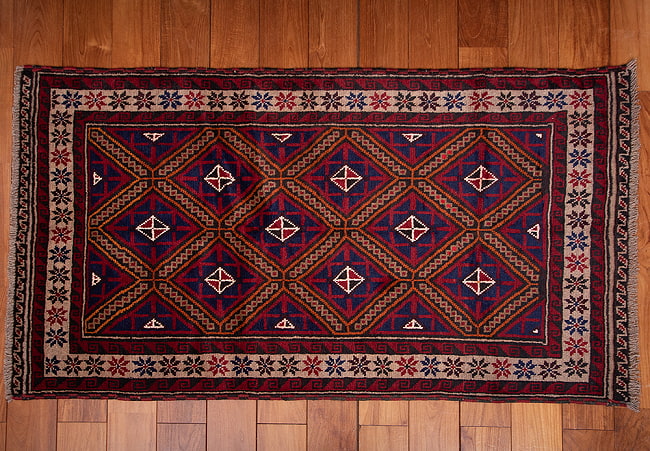 遊牧民バローチの手織り絨毯【約146cm x 90cm】 4 - 全体がわかるように、上から撮影しました