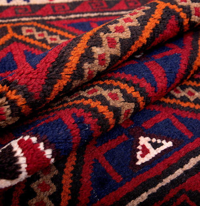 遊牧民バローチの手織り絨毯【約146cm x 90cm】 5 - 絨毯の感じがわかるように、波を作って撮影しました