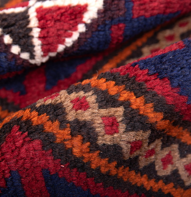 遊牧民バローチの手織り絨毯【約146cm x 90cm】 6 - 絨毯の感じがわかるように、波を作って撮影しました