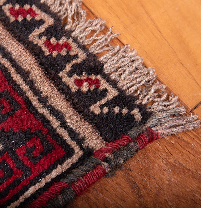 遊牧民バローチの手織り絨毯【約146cm x 90cm】 9 - フリンジの部分です