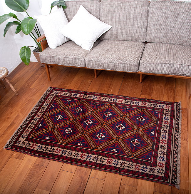 遊牧民バローチの手織り絨毯【約146cm x 90cm】の写真1枚目です。商品を実際に使ってみた感じで撮影しましたラグ,バローチ,アンティーク,マット,絨毯,手織り絨毯,パキスタン