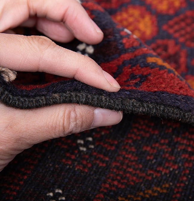 遊牧民バローチの手織り絨毯【約147cm x 86cm】 11 - 厚さはこんな感じです。厚すぎず薄すぎず、ちょうどよいです。