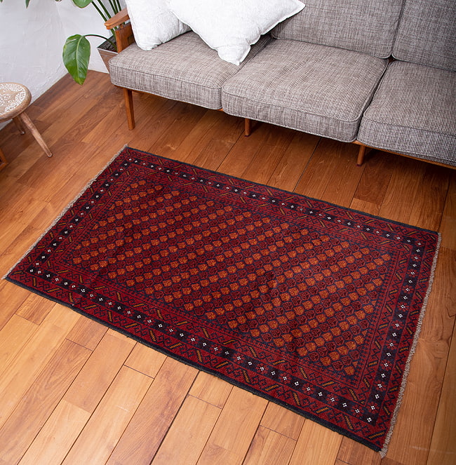 遊牧民バローチの手織り絨毯【約147cm x 86cm】 2 - 商品を実際に使ってみた感じで撮影しました
