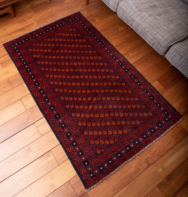 遊牧民バローチの手織り絨毯【約147cm x 86cm】 3 - 商品を実際に使ってみた感じで撮影しました