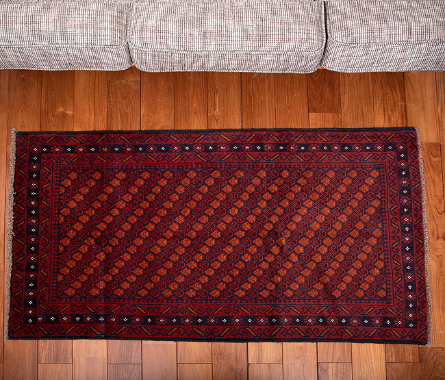 遊牧民バローチの手織り絨毯【約147cm x 86cm】 4 - 全体がわかるように、上から撮影しました