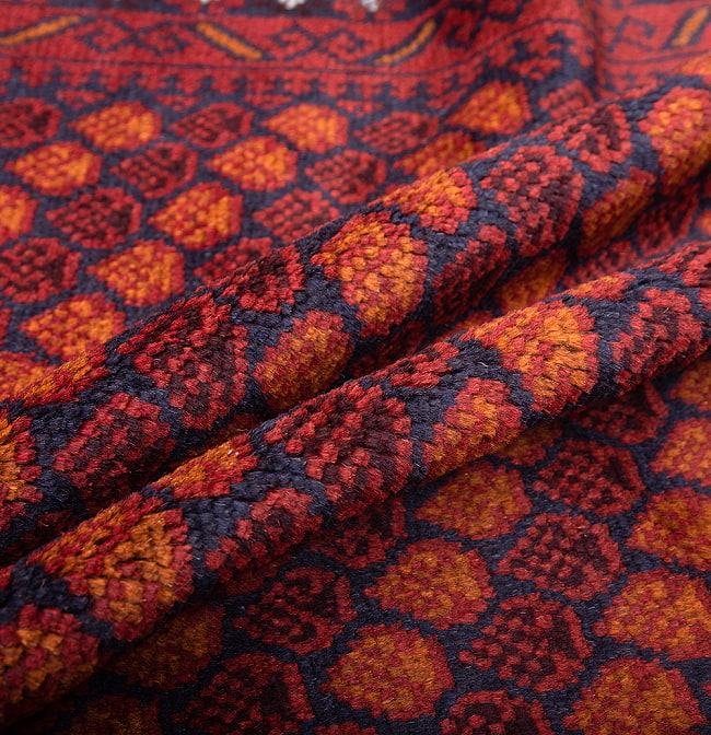 遊牧民バローチの手織り絨毯【約147cm x 86cm】 5 - 絨毯の感じがわかるように、波を作って撮影しました