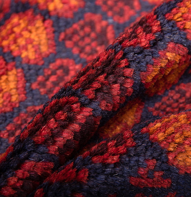 遊牧民バローチの手織り絨毯【約147cm x 86cm】 6 - 絨毯の感じがわかるように、波を作って撮影しました