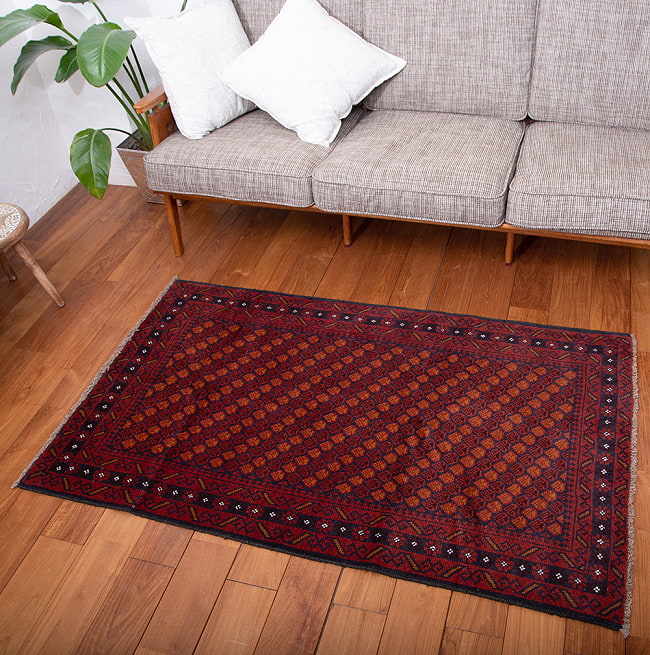 遊牧民バローチの手織り絨毯【約147cm x 86cm】の写真1枚目です。商品を実際に使ってみた感じで撮影しましたラグ,バローチ,アンティーク,マット,絨毯,手織り絨毯,パキスタン