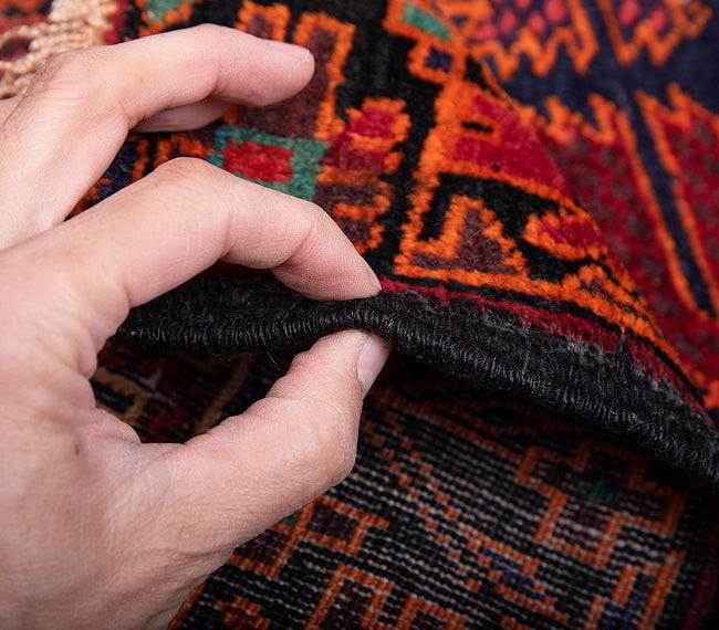 遊牧民バローチの手織り絨毯【約180cm x 116cm】 11 - 厚さはこんな感じです。厚すぎず薄すぎず、ちょうどよいです。