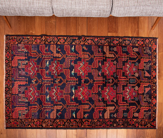 遊牧民バローチの手織り絨毯【約180cm x 116cm】 4 - 全体がわかるように、上から撮影しました