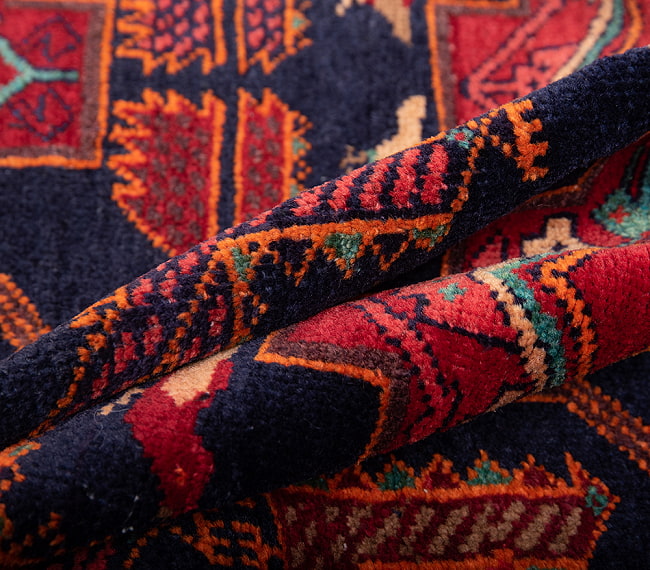遊牧民バローチの手織り絨毯【約180cm x 116cm】 5 - 絨毯の感じがわかるように、波を作って撮影しました