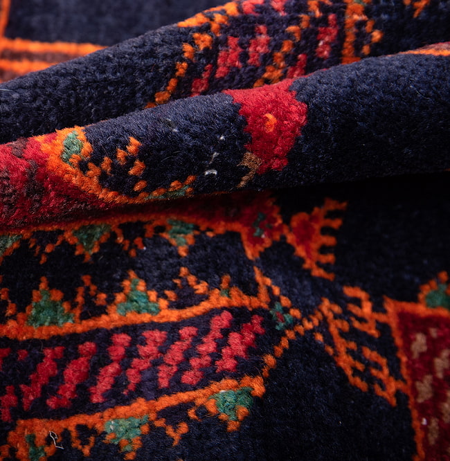 遊牧民バローチの手織り絨毯【約180cm x 116cm】 6 - 絨毯の感じがわかるように、波を作って撮影しました