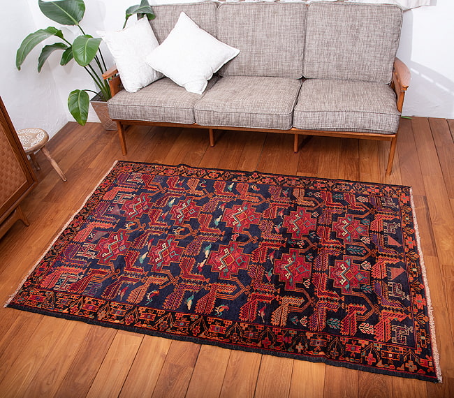 遊牧民バローチの手織り絨毯【約180cm x 116cm】の写真1枚目です。商品を実際に使ってみた感じで撮影しましたラグ,バローチ,アンティーク,マット,絨毯,手織り絨毯,パキスタン