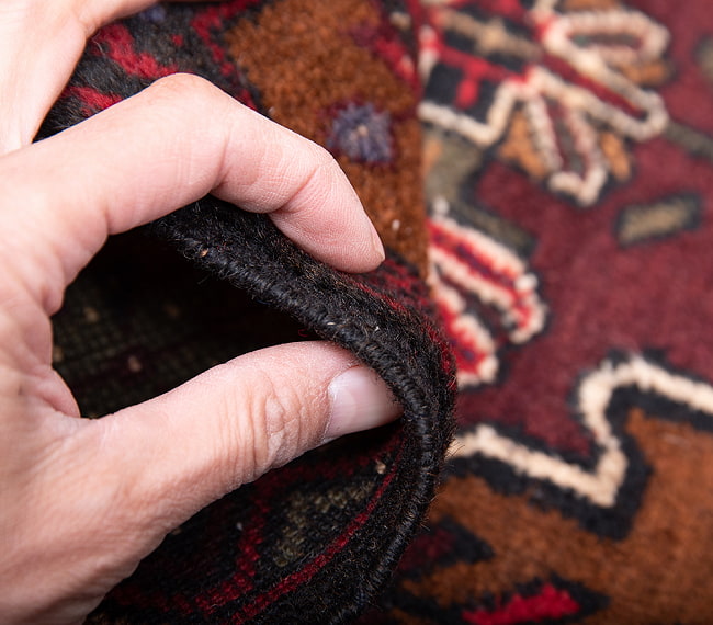 遊牧民バローチの手織り絨毯【約186cm x 100cm】 12 - 厚さはこんな感じです。厚すぎず薄すぎず、ちょうどよいです。